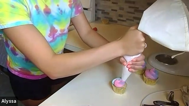 Decorating Desserts with Alyssa - Unicorn Cupcakes